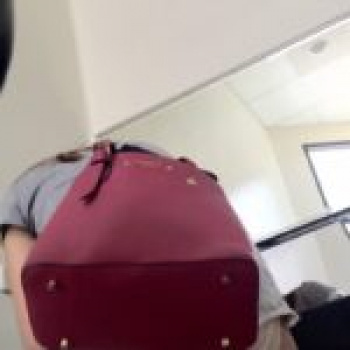 【画像】パンティがはみ出てる女子が盗撮されるの画像