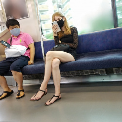 【動画】チーウシさん、電車で爆乳白人女さんのおっぱいをチラチラ見てしまうｗｗｗｗｗｗｗの画像