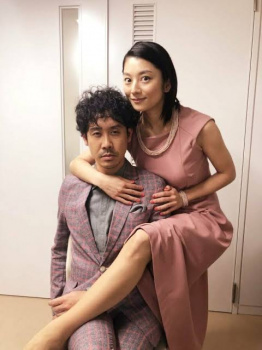 【悲報】小池栄子さん、ガッツリおっぱいを当ててまう…の画像