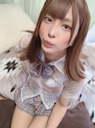 【画像】制服JKさん、スカートをめくってパンツを見せてしまうの画像