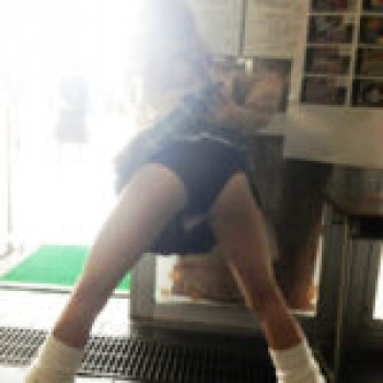 【画像】JKさん、自分でスカートをめくってパンツを見せてしまうの画像