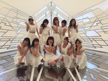 【画像】アイドルさん床に反射してパンツ丸見えwwwwwwwwwwwwwwwwwwの画像