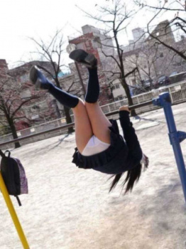 【画像】JKさん逆上がりでパンチラ披露してしまうwwwwwwwwwwwwの画像
