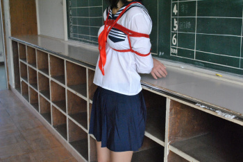 【画像】JKさん、セーラー服のまま縛られてしまうwwwywwwywwwywwwの画像