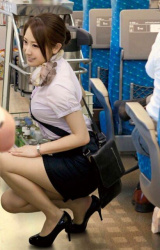 【画像】セクシーすぎる新幹線の売り子が晒されるｗの画像