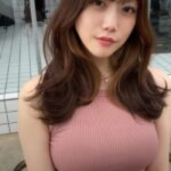 【画像】ヘアサロンさん、爆乳女子をカットモデルにしてしまうの画像