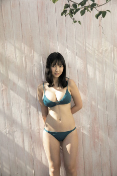【画像】JKグラドル、パツパツのおっぱいもさることながらムチムチの太もももエッチwxwxwxwxwxwxwの画像
