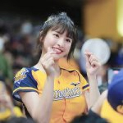 【画像】エッチで話題の台湾野球チアリーダー人気投票、なんか変なのが混じってしまうの画像