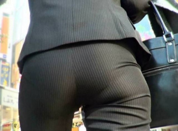 こういうパンツのラインが透けてるのがええねんの画像