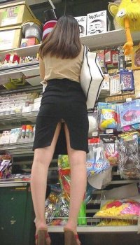 【画像】スリットの位置をミスった結果パンティ丸見えの画像