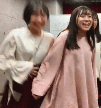 【画像】JKさん、はしゃぎ過ぎてパンツ丸見えになってしまうの画像