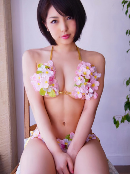 【画像】グラドル永岡怜子の手作り桜ビキニが何か凄いの画像