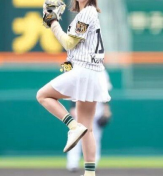 【画像】トラウデン直美　始球式でミニスカ美脚披露！　甲子園のファン魅了「肩が筋肉痛」　猛練習も「悔しい」ワンバンの画像