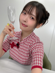 【画像】上坂すみれさんはおっぱいを･･･しれっと机上への画像