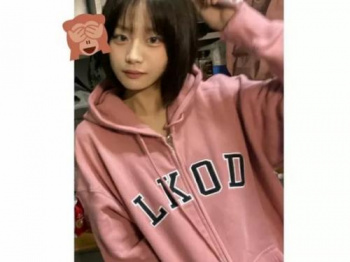 【動画】自動車販売員の女の子、乳首ポロリを撮られエロいと話題になってしまうｗｗｗの画像