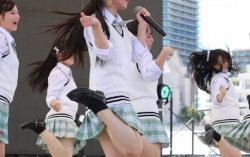 【画像】JKのパ〇チラってこんなんだぞ？何がいいの？の画像
