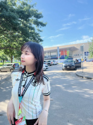 【画像】元日向坂46・影山優佳、WC杯でタイト過ぎるユニフォームがエロい！！おっぱい強調で選手を誘惑・・⁈ｗｗの画像