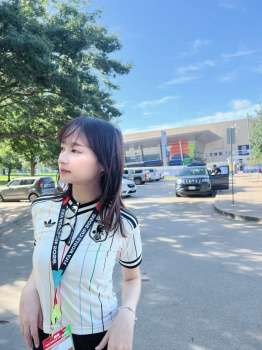 【画像】元日向坂46・影山優佳、WC杯でタイト過ぎるユニフォームがエロい！！おっぱい強調で選手を誘惑・・⁈ｗｗの画像