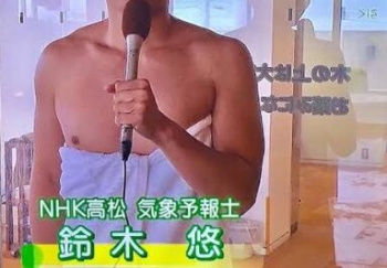 【画像】気象予報士さん、温泉リポートで乳首が見えてしまうｗｗｗｗの画像