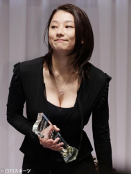 【朗報】小池栄子の巨乳はいまだ健在！！ドレスで見せた谷間がエチエチ過ぎたぞｗｗの画像