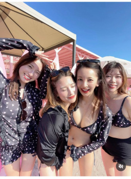 【画像】板野友美(35)のビキニ、賛否バッサリ割れてて草の画像