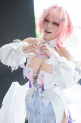 【画像】コスプレイヤー、衣装脱ぎ捨てて限界までいってる画像集の画像