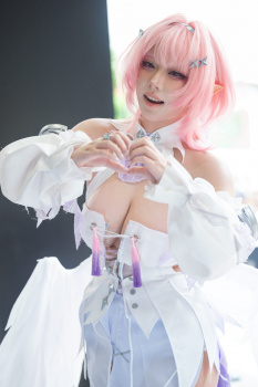 【画像】コスプレイヤー、衣装脱ぎ捨てて限界までいってる画像集の画像