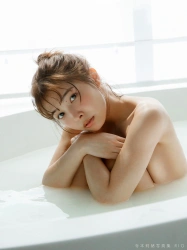 【画像】24歳の人気女優、ガチでエロい写真集出してて驚いたの画像