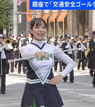 【画像】青学の女子大生、制服の胸元が主役になってる銀座パレードwwwの画像