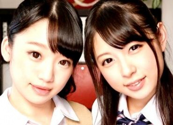 【3DVR】どおしたの？このおちんちん♡JKコンビによる、アナタのチンポ奪い合い！見つめられながら、竿や亀頭を舐めまわすの画像