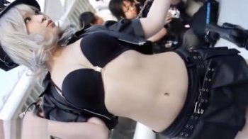 【逆さ撮り】一際目立つカメコの群れに遭遇すると、超激カワなコスプレイヤーさんの絶景を撮りまくってた件の画像