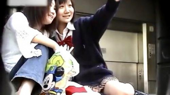 【パンチラ】とある学校内の可愛いjkの日常風景♡校内に潜む撮り師は、座ってる女子たちのアソコを狙ってる件の画像