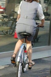 タイトスカートOLが自転車のサドルに乗っかる尻がエロいの画像