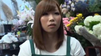 〚素人ナンパ〛　花屋のバイトの看板娘は言葉巧みに口説かれて店舗内で肉棒激突きにイキまくるの画像