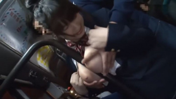 〚素人女子高生〛　こんな柔らか爆乳女子高生の谷間には棒を挟ませたくなる衝動に駆られるのもわかる気がする。の画像