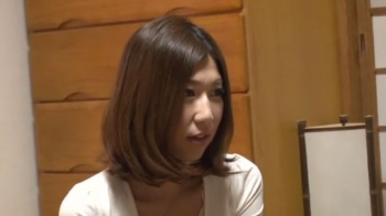 〚素人妻〛　「潮吹きって誰でもできるんですか？」潮吹き未経験の素人妻が男優の激しい激突きに意識朦朧で悶絶の画像