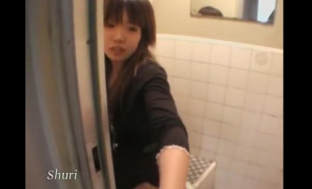 【おしっこ動画】放尿中にトイレのドアを開けちゃうドッキリ♪女子5人はどういう反応をするのか?の画像