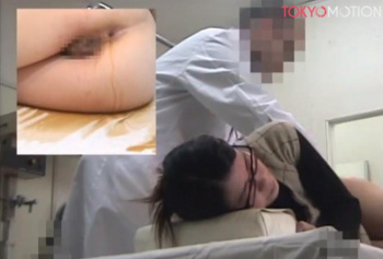 【肛門科盗撮】老け顔メガネ女子が診察台の上で腸内洗浄⇒うんこ汁を垂れ流す動画の画像