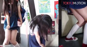 【おしっこお漏らし】小学生みたいな服装の眼鏡女子が、チョロチョロ音を立てながら大量放尿する動画の画像