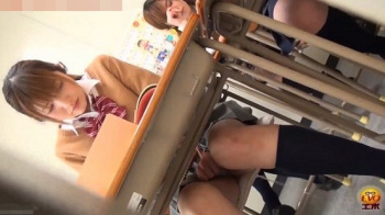 【JKお漏らし】茶髪女子高生のパンチラ＆着衣放尿。歴史の授業を受けながらおしっこビチャビチャビチャｗの画像