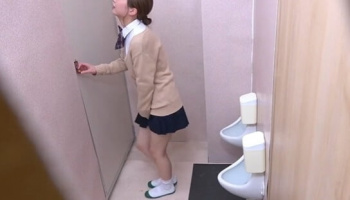 【JK放尿盗撮】美人女子高生が小便器におしっこぶっぱ!量が多くて地面びっしょりwwの画像