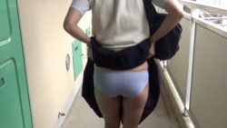 【お漏らし動画】女子高生のパンツ丸出し団地散歩！…階段で大量失禁ｗｗの画像