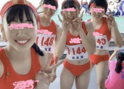 【陸上女子競技大会】８００メートル走に出場した赤いレーシングブルマの陸上女子をウェアのままヤリまくりの画像