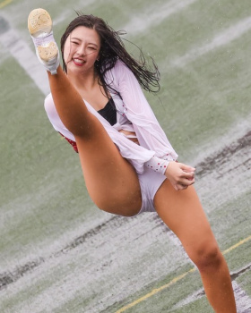 【キツネダンス予備軍】白い美尻と美脚がエロいチアガールをハメ撮りの画像