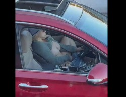 【動画】隣の車の爆乳女が窓全開でクソエロいオナニーしてた⇒そりゃあ撮って晒すしかないだろｗｗｗの画像