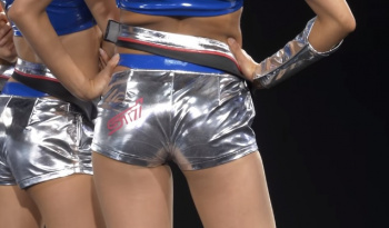 お尻とパン線がエッチすぎるスレンダー美脚レースクイーンのお宝動画の画像