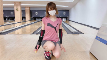 エッチなミニスカでボーリングするYoutubeチャンネルに注目の画像