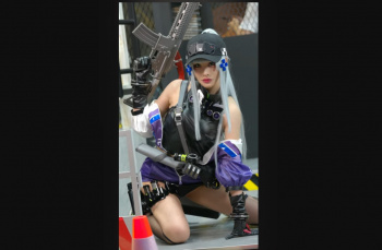 東京ゲームショウ エロカワギャル系コスプレイヤーのミニスカパンチラ動画の画像