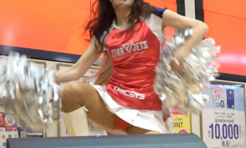 ローアングル気味の定点カメラで美人チアリーダー達のミニスカ見せパンチラを撮影した動画がエッッロい!!!の画像