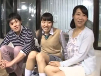 童貞息子を母親＆女子校生の妹が筆おろし企画にチャレンジの画像